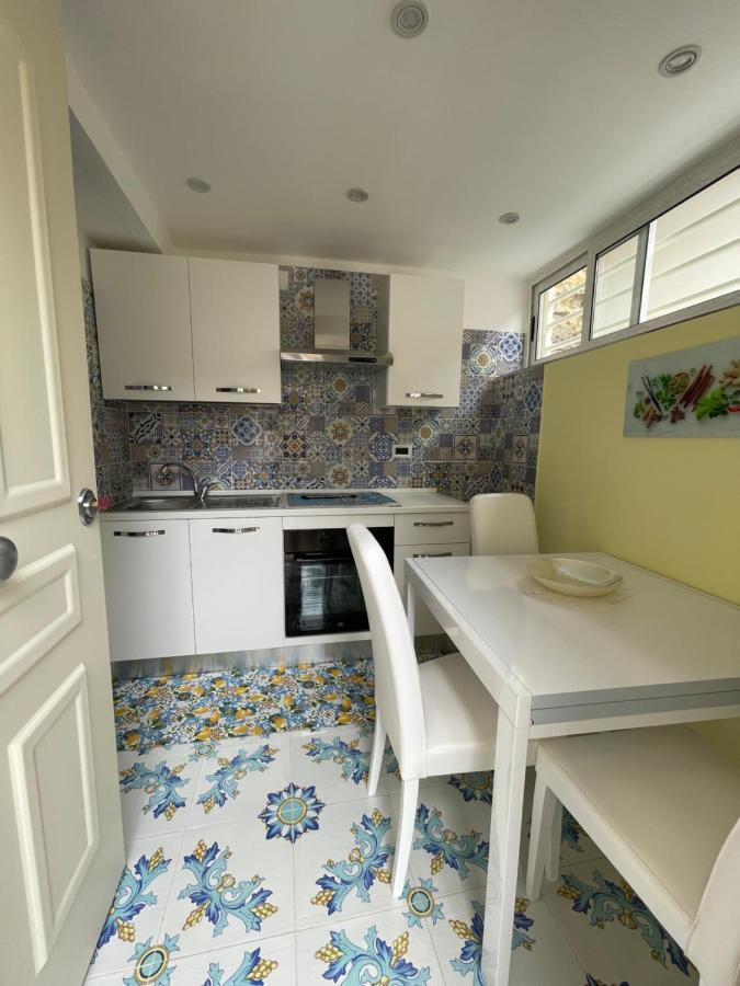 Appartement La Stanza Di Penelope à Naples Extérieur photo