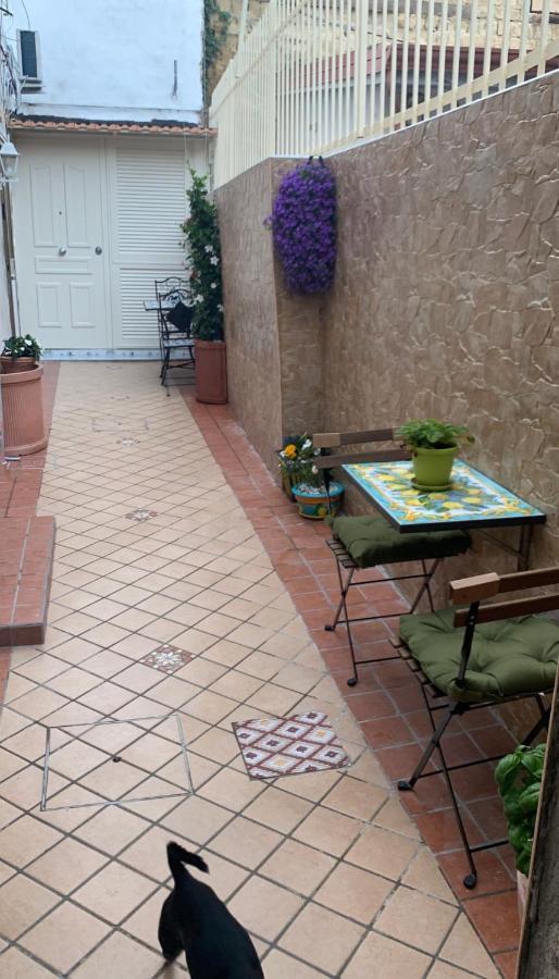 Appartement La Stanza Di Penelope à Naples Extérieur photo